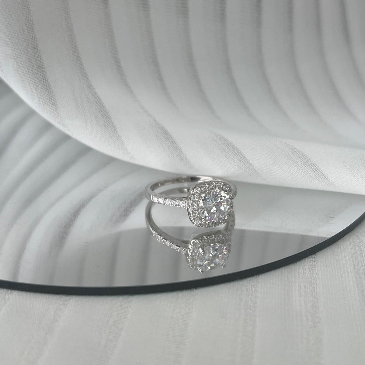 [Kismet Jewels ]Dazzling Resplendent Round Cut Wedding Ring
