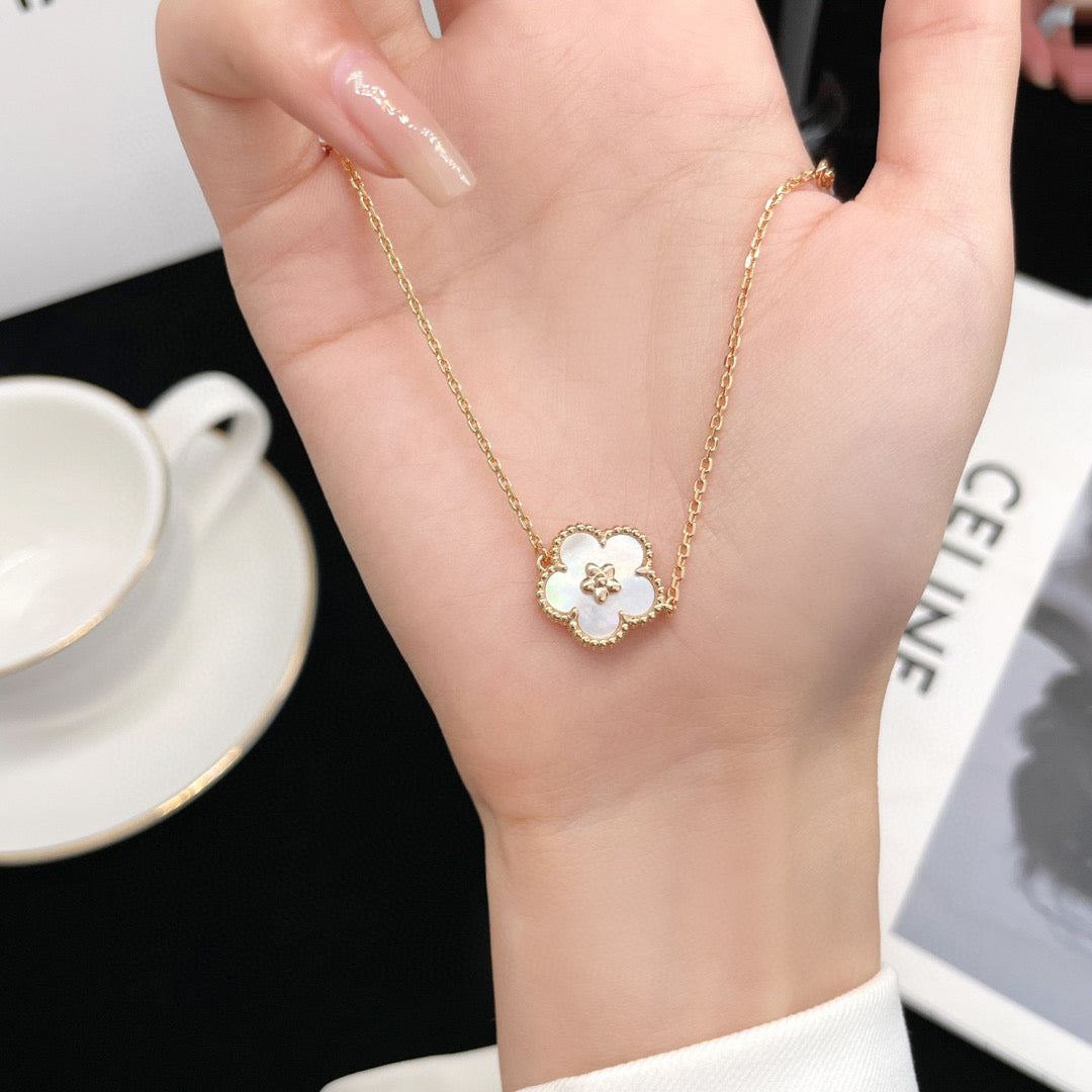 [Kismet Jewels ]LUCKY WHITE MOP PLUM BLOSSOM  BRACELET